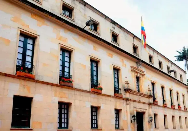 <span class="mln_uppercase_mln">El</span><b><span class="mln_uppercase_mln"> Ministerio de Relaciones Exteriores activó sus canales diplomáticos con Italia y Malta para</span></b><span class="mln_uppercase_mln"> ayudar a las</span><b><span class="mln_uppercase_mln"> periodistas colombianas a bordo de una embarcación al parecer bombardeada por drones israelíes. </span></b><span class="mln_uppercase_mln">FOTO: CANCILLERÍA</span>