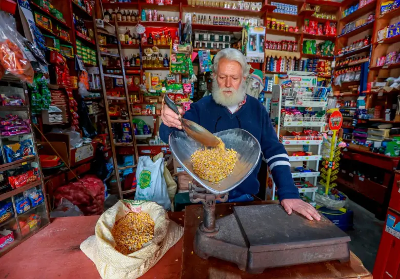 La fina pesa alemana que trajo don Pacho de uno de sus viajes todavía presta servicio para medir con precisión varios productos que se venden en el granero. FOTO Manuel Saldarriaga