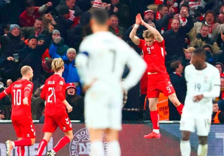 El delantero Rasmus Højlund celebra al estilo de su ídolo, Cristiano Ronaldo, el tanto con el que Dinamarca venció a Portugal. FOTO TOMADA @Crackbol10