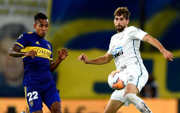 El antioqueño Sebastián Villa disputa el balón con Luan Peres de Santos, durante el juego por la semifinales de la Copa Libertadores. FOTO EFE