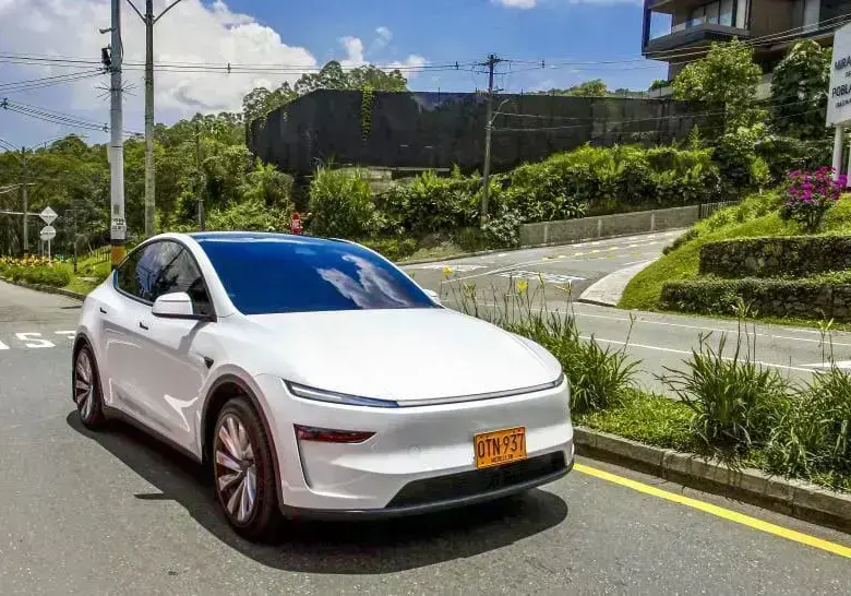Y para quienes además quieran contratar Full Self-Driving, el gasto potencial sube a $383.900 mensuales, aunque esa tecnología todavía enfrenta restricciones regulatorias para operar plenamente en Colombia.