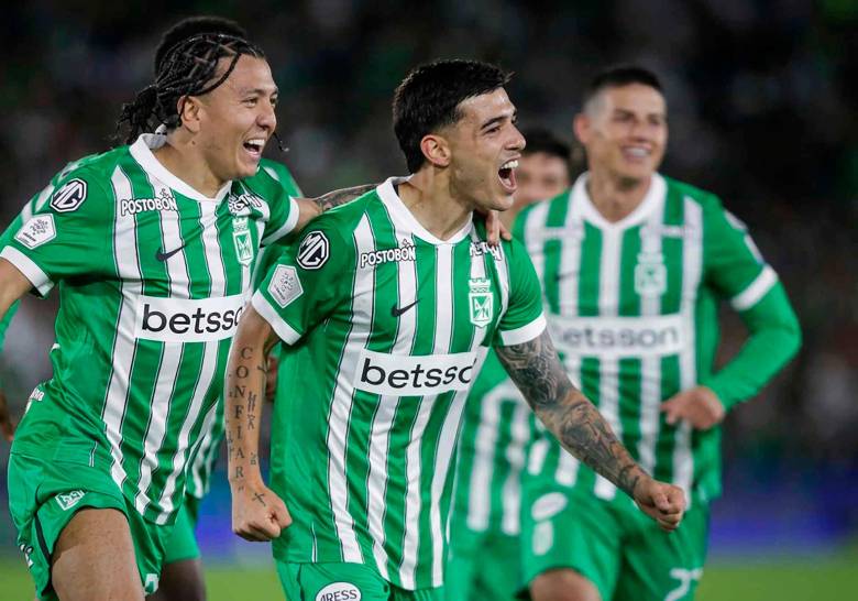 Elías Cabrera es la principal revelación de Nacional entre los refuerzos que llegaron al club este semestre. Acá celebra con Ian Poveda, otro de los refuerzos del Verde. FOTO COLPRENSA 