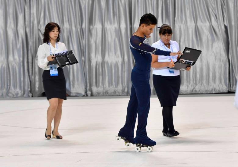 El patinador caleño Brayan Carreño en acción durante la prueba de figuras. FOTO CORTESÍA FEDEPATIN