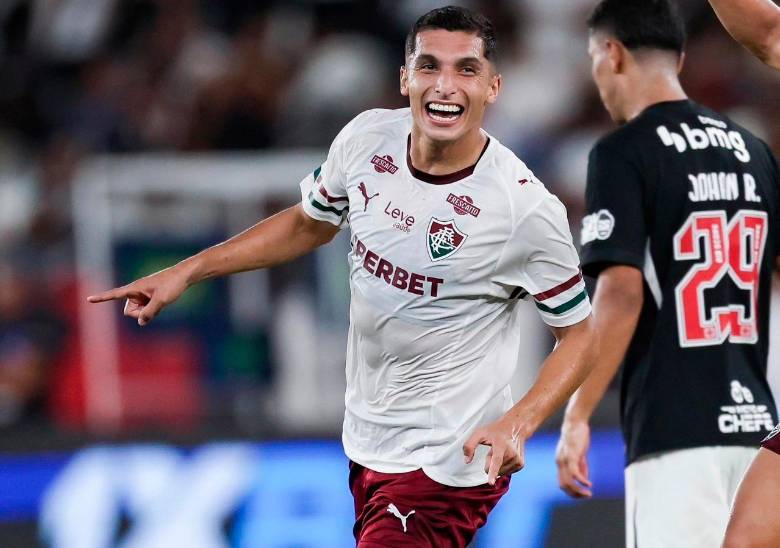 El colombiano Kevin Serna celebra el tanto que marcó con Fluminense en el duelo de ida de la semifinal del Carioca Serie A. FOTO TOMADA X@FluminenseFC.