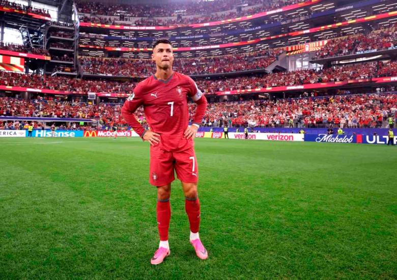 Esta es una de las imágenes que dejó la eliminación de Portugal del Mundial de Norteamérica, con Cristiano Ronaldo, triste y solo en el campo de juego. FOTO GETTY 