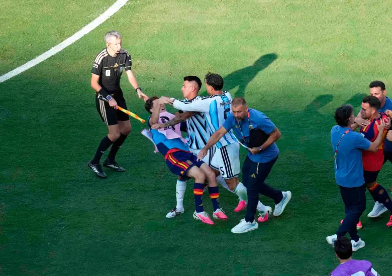 Esta es una de las imágenes que se conocen sobre las agresiones de Leandro Paredes a los jugadores de España, tras perder la final en el Mundial de Norteamérica. FOTO GETTY 