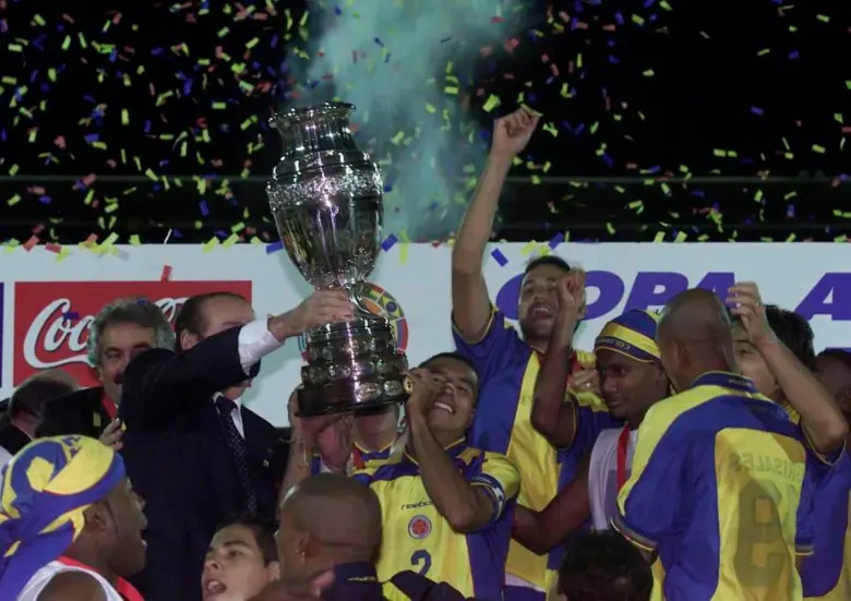Los jugadores de la Selección Colombia celebrando el título de la Copa América 2001 que se realizó en el país: Armenia, Pereira, Manizales, Cali, Barranquilla, Medellín y Bogotá, como sedes. FOTO MANUEL SALDARRIAGA 