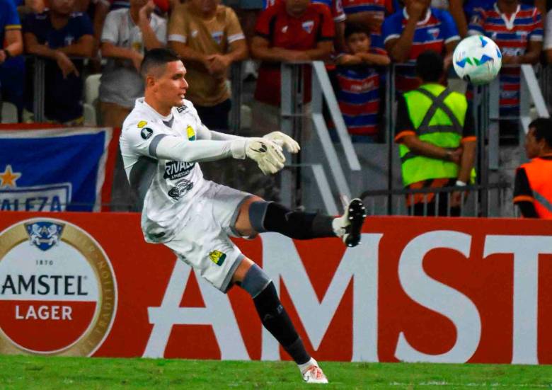 El arquero Aldair Quintana fue elegido como el jugador más valioso del Bucaramanga en el duelo ante Fortaleza en Brasil, por la quinta fecha del Grupo E de la Copa Libertadores. FOTO: Tomada de X @Atlético Bucaramanga 