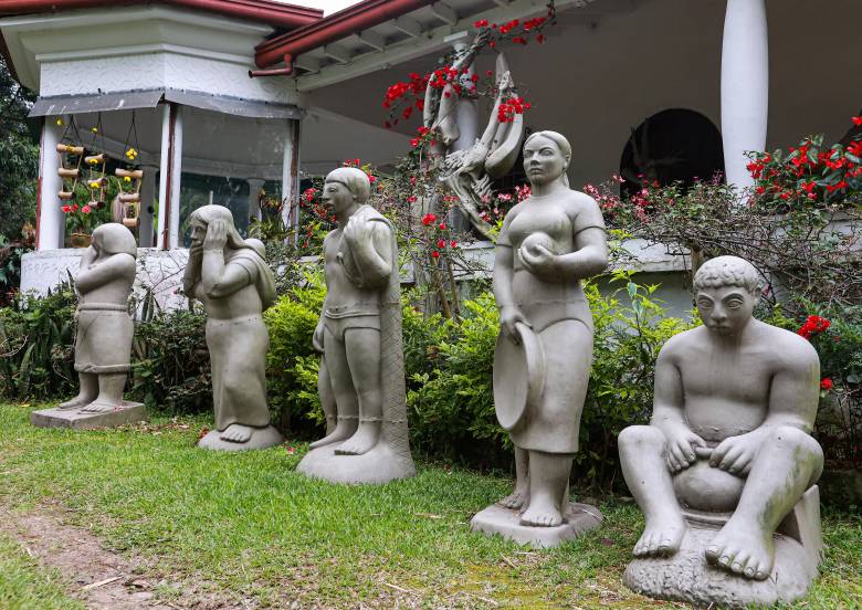 En la casa donde vivió el maestro están las figuras humanas de tamaño real que conforman sus primeras creaciones: hombres y mujeres de facciones indígenas mayas que reflejan su paso por México, donde vivió casi 25 años. FOTO Manuel Saldarriaga