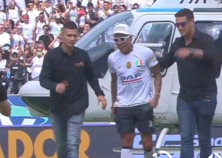 El goleador llegó en helicóptero al estadio Palogrande, que estaba colmado de 32 mil espectadores. FOTO PANTALLAZO