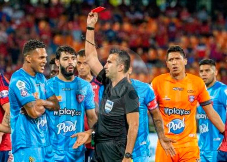 Árbitros como Carlos Betancur que es juez Fifa o los debutantes en la Liga están siendo cuestionados por algunas decisiones que han tomado en algunos compromisos de la Liga. FOTO ESNEYDER GUTIÉRREZ 
