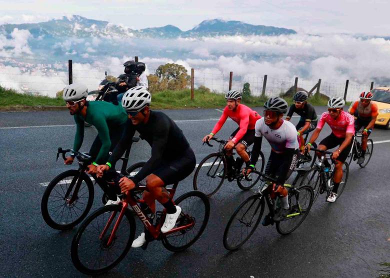 Juan Avendaño, conocido como Juan Fondos (negro) también hizo parte de la rodada de entrenamiento para el Clásico El Colombiano. FOTO MANUEL SALDARRIAGA 