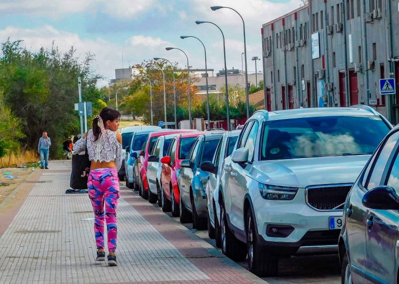 Mujer camina con sus pertenencias por la calle del Polígono Marconi donde vendes las drogas, al lado de la estación Villaverde de la Renfe. FOTO: Alexander Macías