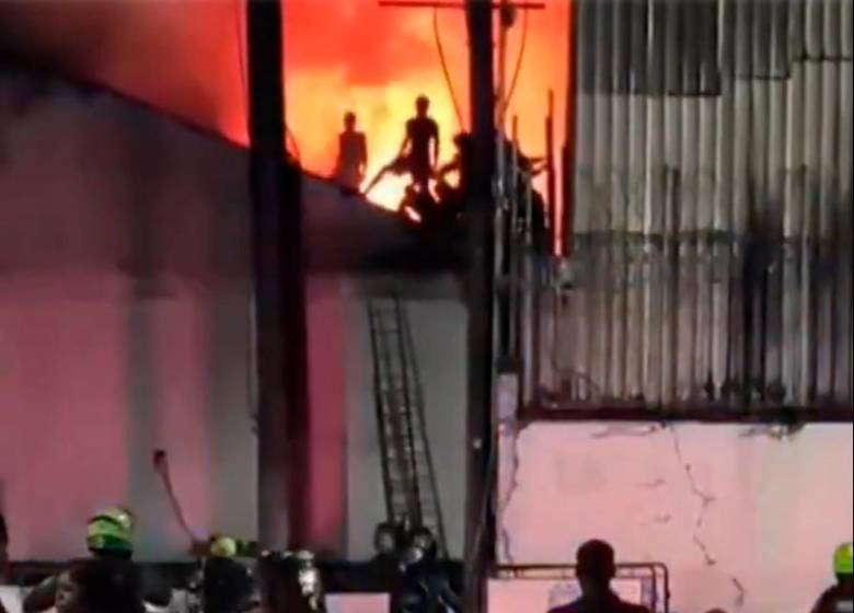 El fuego consumió el techo de la prisión transitoria en Buenaventura, por donde fueron evacuados varios de los sobrevivientes. IMAGEN TOMADA DE VIDEO.