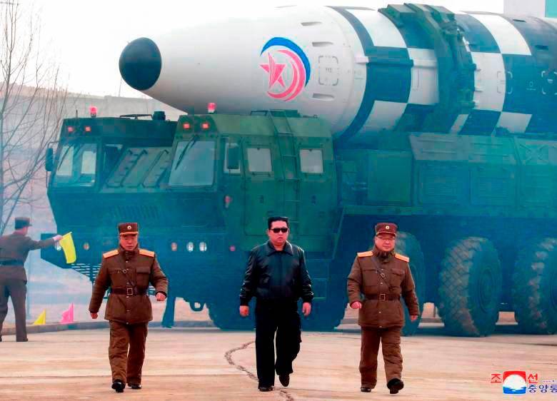 Kim Jong Un siempre mostró los dientes con su capacidad en armas y lanzó misiles que alertaron a Corea del sur. FOTO EFE