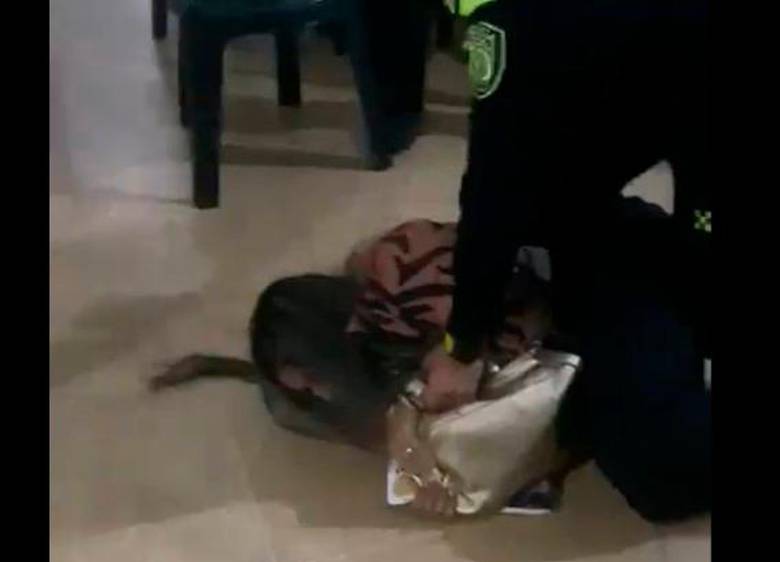Captura del video en el que se ve lo ocurrido a la abogada en la estación de Policía. FOTO Tomada de redes sociales
