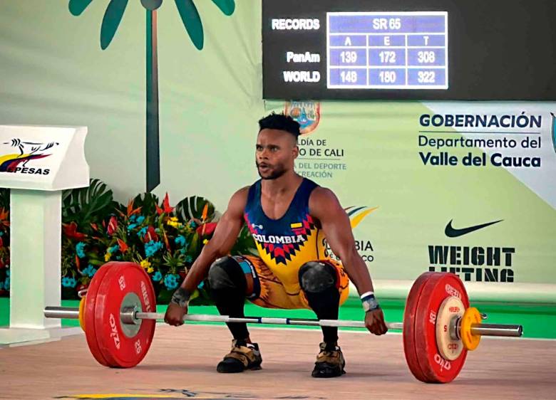El antioqueño Francisco Mosquera en acción en el Panamericano de Pesas en Cali, donde impuso récord Panamericano, ganó tres medallas y clasificó al Mundial. FOTO CORTESÍA PANAMERICANO DE CALI