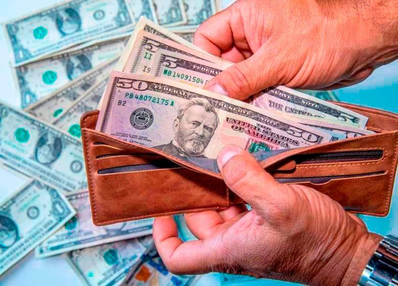 El dólar sigue cotizándose por debajo de los $4.000 en Colombia. Foto: Carlos Velásquez. 