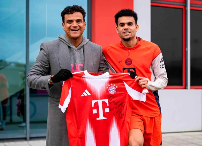El cantante Silvestre Dangond junto a Luis Día quien le entregó una camiseta autografiada del Bayern Múnich. FOTO TOMADA X @LuisFDiaz19