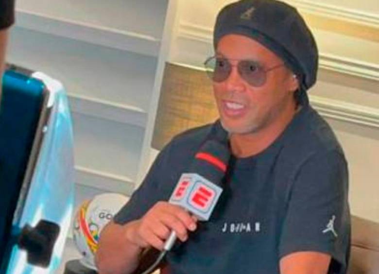 Ronaldinho dio algunas entrevistas desde Medellín, donde no se cumplirá el evento deportivo por el que llegó a la ciudad. FOTO Cortesía