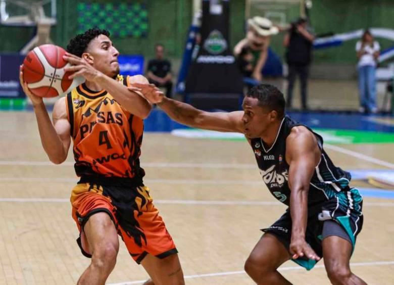 El jugador David Ojeda de Paisas (uniforme naranja) es uno de los más destacados de la Liga Profesional de baloncesto. Este sábado Paisas juega en el coliseo de la Universidad de Medellín. FOTO MANUEL SALDARRIAGA
