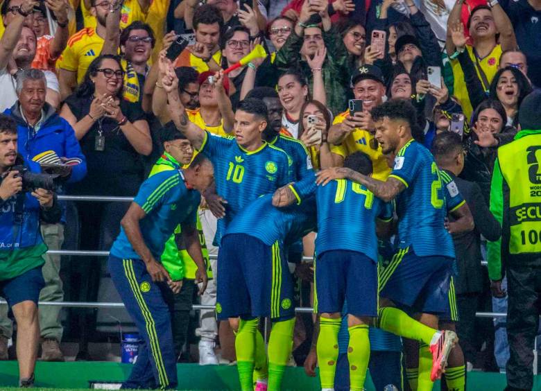 La Selección Colombia celebra el triunfo ante Uzbekistán en el debut del Mundial de Norteamérica con goles de Daniel Muñoz, Luis Díaz y Jaminton Campaz. FOTO JUAN ANTONIO SÁNCHEZ 