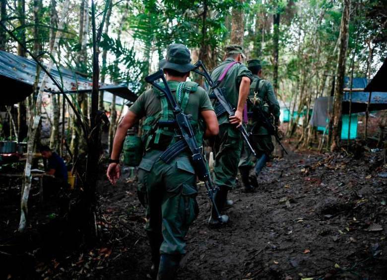 Las Disidencias de las Farc movilizándose en la selva. FOTO: Archivo EL COLOMBIANO