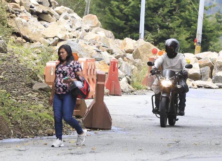 El deslizamiento en el sector Mirador de Santa Elena obligó al cierre total de la vía durante varias horas mientras se removía el material. FOTO: Camilo Suárez. 