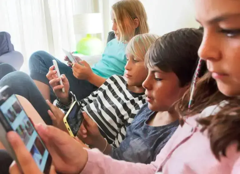 Reino Unido restringe TikTok, Instagram y Facebook a menores de 16. Foto: Getty