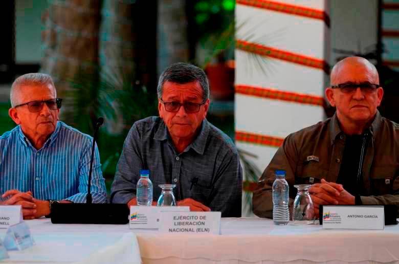 De izquierda a derecha: “Aurelio Carbonell”, “Pablo Beltrán” y “Antonio García”, voceros del ELN para los diálogos de paz. FOTO: EFE/ARCHIVO
