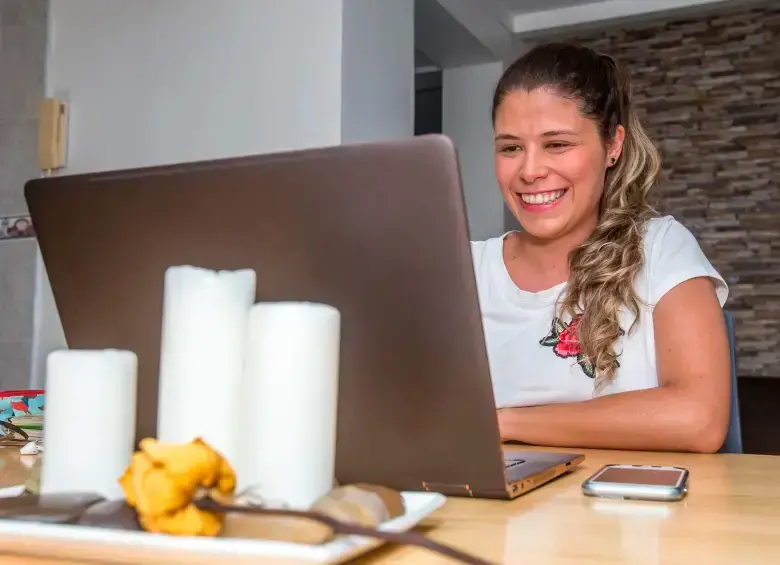 El déficit de talento en Colombia impulsa iniciativas gratuitas de capacitación en inteligencia artificial para responder a la creciente demanda laboral. FOTO: EL COLOMBIANO