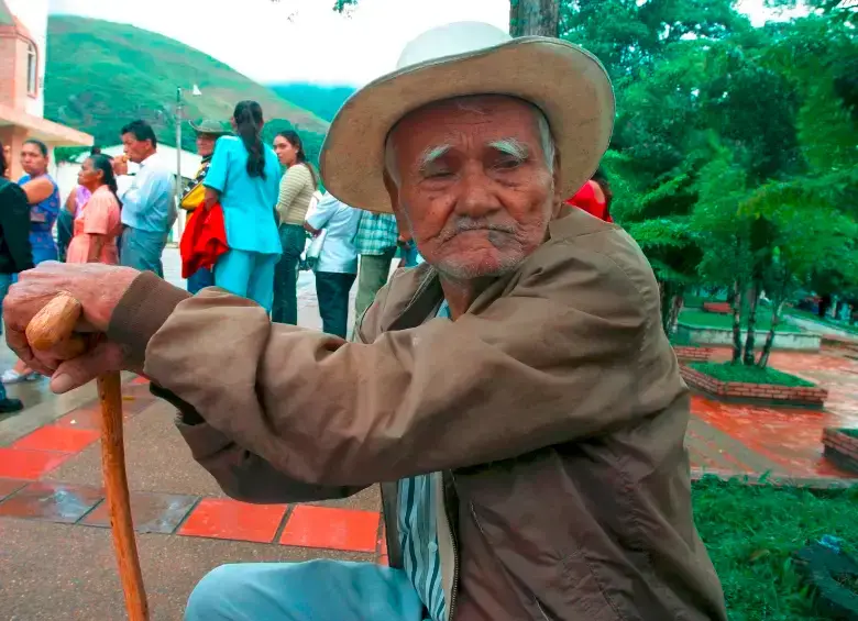 Gobierno publicó un borrador de decreto que fija un tope del 30% para el ahorro pensional que los fondos privados invierten en el exterior. FOTO COLPRENSA. 