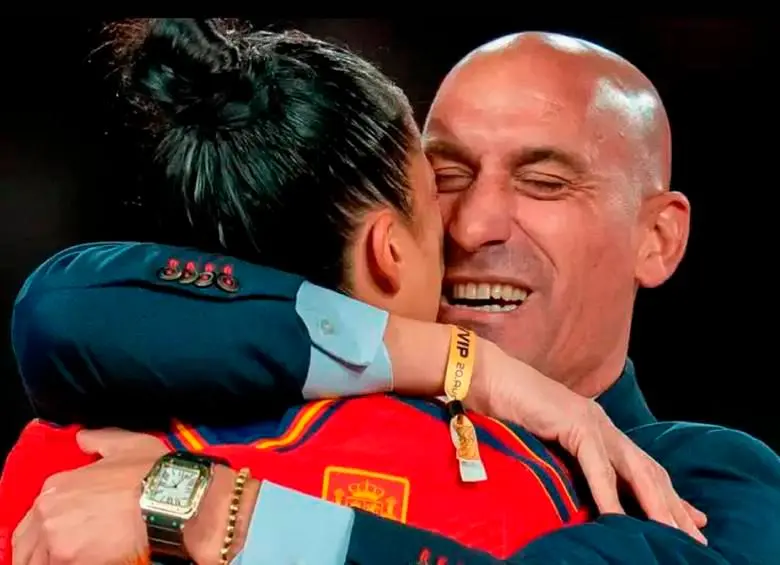 Luis Rubiales besó a Jenni Hermoso sin su consentimiento durante la ceremonia de premiación del Mundial Femenino de Australia 2023, del que España se llevó el título. FOTO: Getty