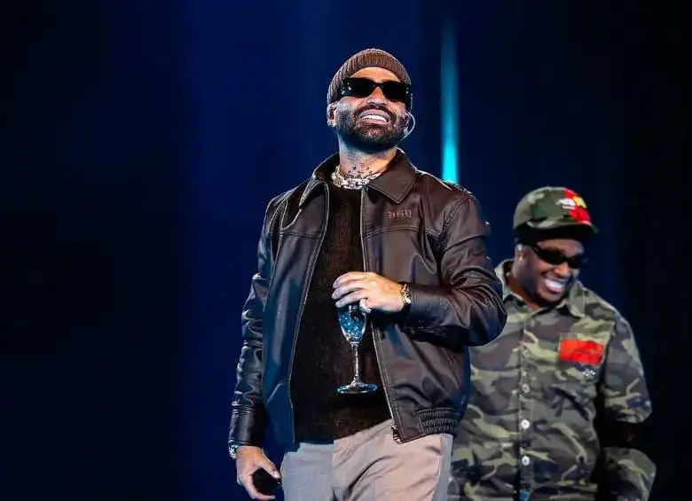 Arcángel enfrenta fuertes críticas en redes sociales tras defender parte del legado de la colonización española durante un concierto en Madrid. FOTO: Redes sociales del cantante.