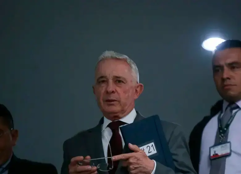 Álvaro Uribe está siendo juzgado por los delitos de soborno a testigos y fraude procesal. FOTO COLPRENSA