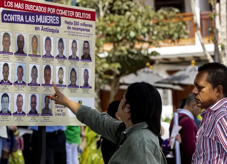 Imagen de referencia del cartel de los más buscados en Antioquia por violencias contra la mujer. FOTO: JAIME PÉREZ MUNEVAR.