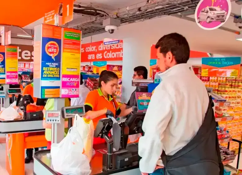 Personal de Tiendas Ara realizando las labores de caja en uno de los almacenes. FOTO: CORTESÍA