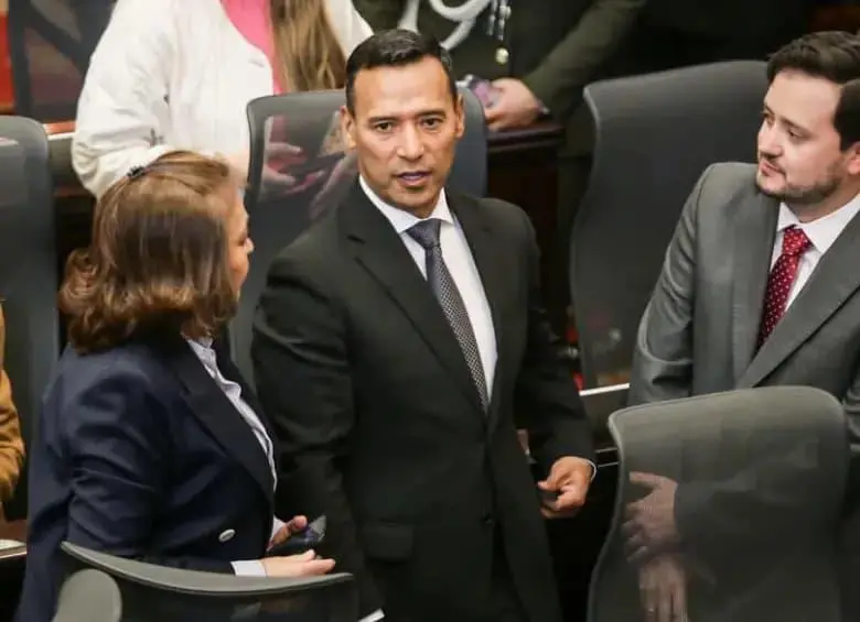 El ministro de Defensa, Pedro Arnulfo Sánchez Suárez, durante el consejo de seguridad en Baranoa, donde anunció medidas más estrictas contra cabecillas criminales que seguirían delinquiendo desde la cárcel. FOTO: Colprensa. 