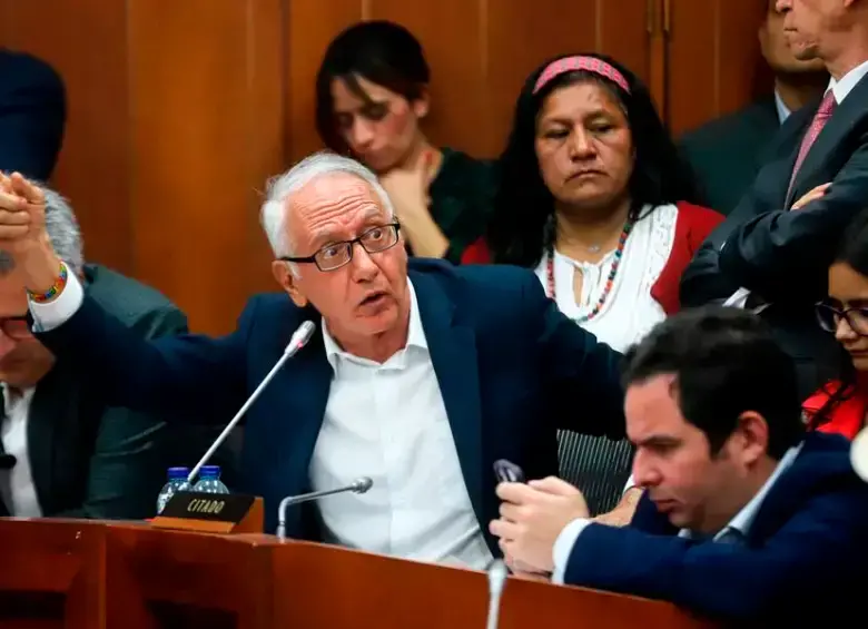 El ministro de Salud, Guillermo Jaramillo, rubricó el decreto para cambiar el sistema de salud. FOTO COLPRENSA