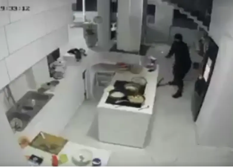<span class="mln_uppercase_mln">Hombres</span><b><span class="mln_uppercase_mln"> con los rostros cubiertos y armas de fuego en mano, ingresaron a una vivienda en Jamundí y secuestraron a un menor de 11 años. La aterradora escena quedó registrada en las cámaras de seguridad de la casa. FOTO: CAPTURA DE VIDEO</span></b>