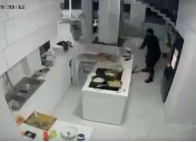 Encapuchados, con armas largas y buscando al menor. Así quedó registrado en los videos de seguridad el momento en que varios hombres ingresaron violentamente a una vivienda en Jamundí, Valle del Cauca, para secuestrar a un niño de 11 años. FOTO: ARCHIVO PARTICULAR