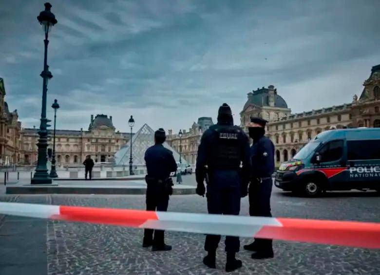El robo del Museo Louvre fue uno de los escándalos policiales más comentados en 2025. Foto: Getty.