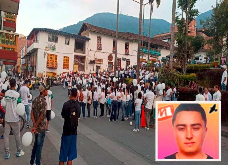 La comunidad de Ituango hizo una marcha en el parque principal del municipio el pasado jueves para pedir por la liberación de Juan José Tobón Úsuga, asesinado a sus 18 años. FOTOS: CORTESÍA