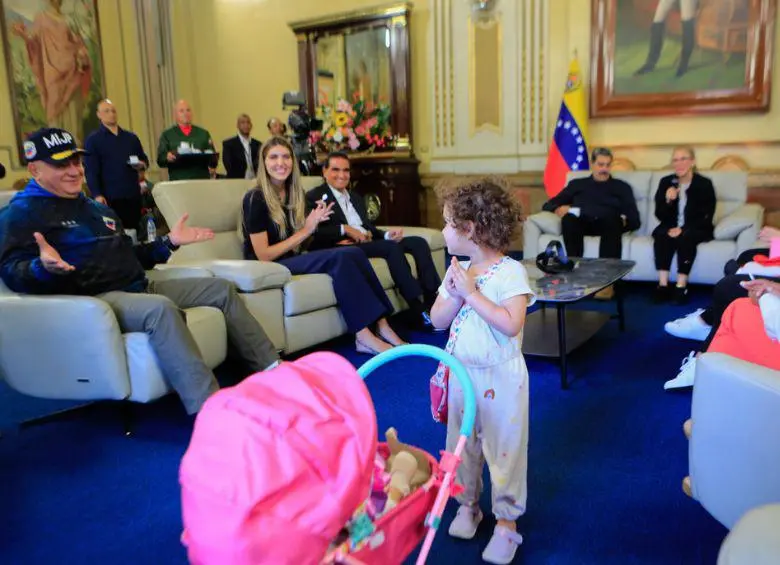 <span class="mln_uppercase_mln">La</span><b><span class="mln_uppercase_mln"> niña fue llevada al Palacio de Miraflores para reunirse con su madre, quien había sido deportada de Estados Unidos a Venezuela bajo acusaciones de pertenecer a la banda criminal del Tren de Aragua. FOTO: Prensa Presidencia Venezuela</span></b>