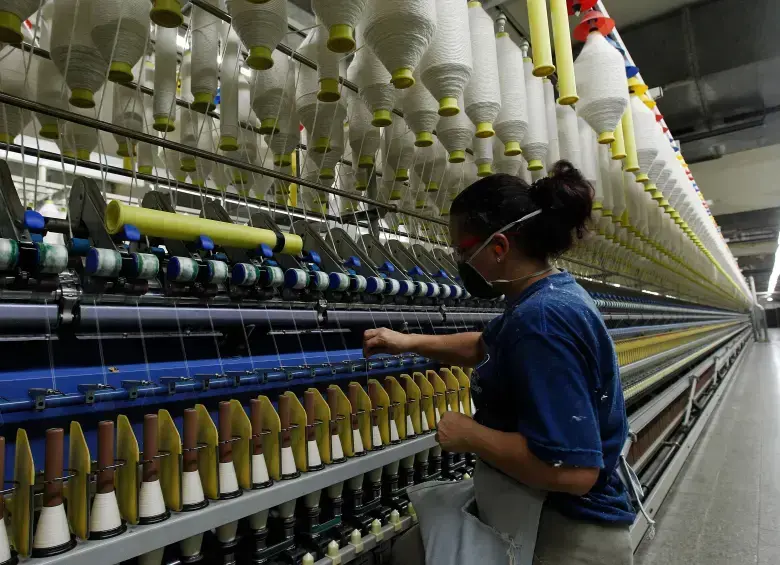 En Colombia entra en vigor una nueva fase de la reducción de la jornada laboral, que baja de 46 a 44 horas semanales. Foto: Juan Antonio Sánchez