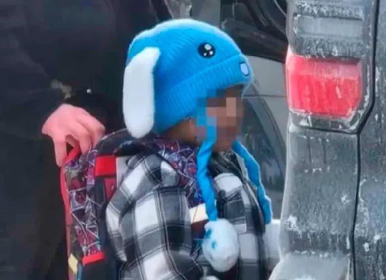 Liam Conejo, de cinco años, fue liberado junto a su padre tras permanecer varios días bajo custodia de ICE en un centro de detención en Texas. FOTO: AFP. 