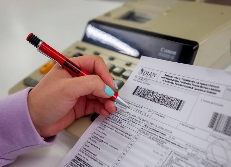 Aunque la Dian no ha publicado todavía la información exógena, los contribuyentes no deben esperar hasta última hora. La clave está en revisar sus documentos, ingresar al portal, usar ‘Ayuda Renta’ si es necesario, y presentar la declaración antes del vencimiento asignado según su NIT. FOTO: Colprensa.