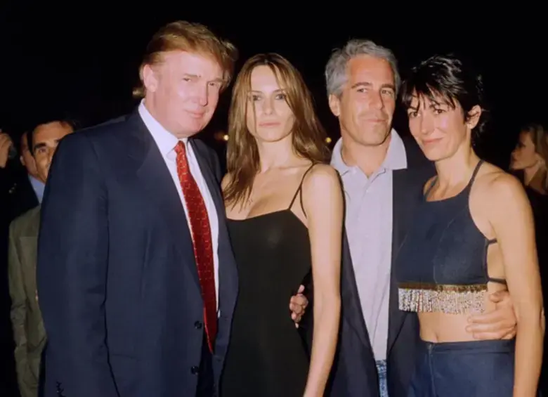 Jeffrey Epstein y Ghislaine Maxwell, con Donald Trump y su esposa Melania, en una reunión social en Estados Unidos. FOTO: GETTY