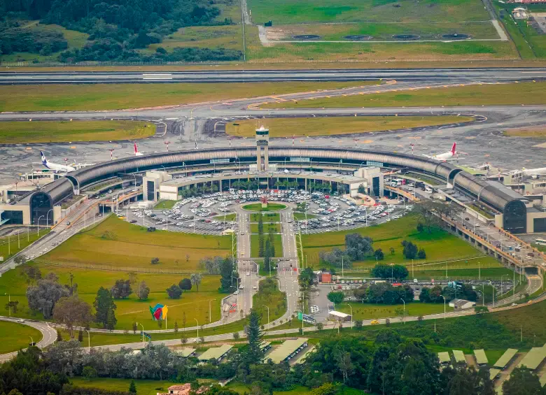 El José María Córdova, el principal aeropuerto de Antioquia, enfrenta una paradoja: lleva tres años batiendo récords de pasajeros, pero su infraestructura sigue quedándose corta. FOTO JUAN ANTONIO SÁNCHEZ