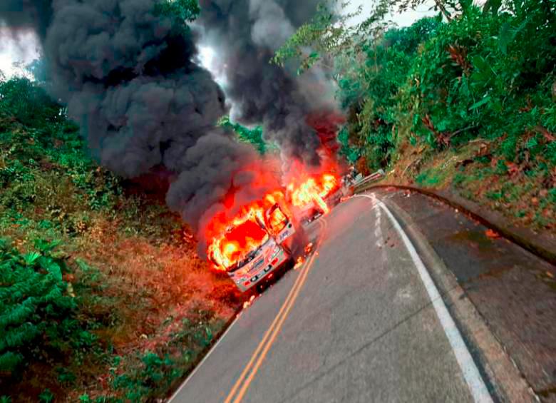 Van tres buses incinerados en una semana. FOTO: Facebook Noticias Pereira. 